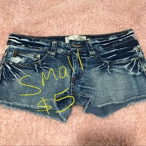 Jean booty shorts